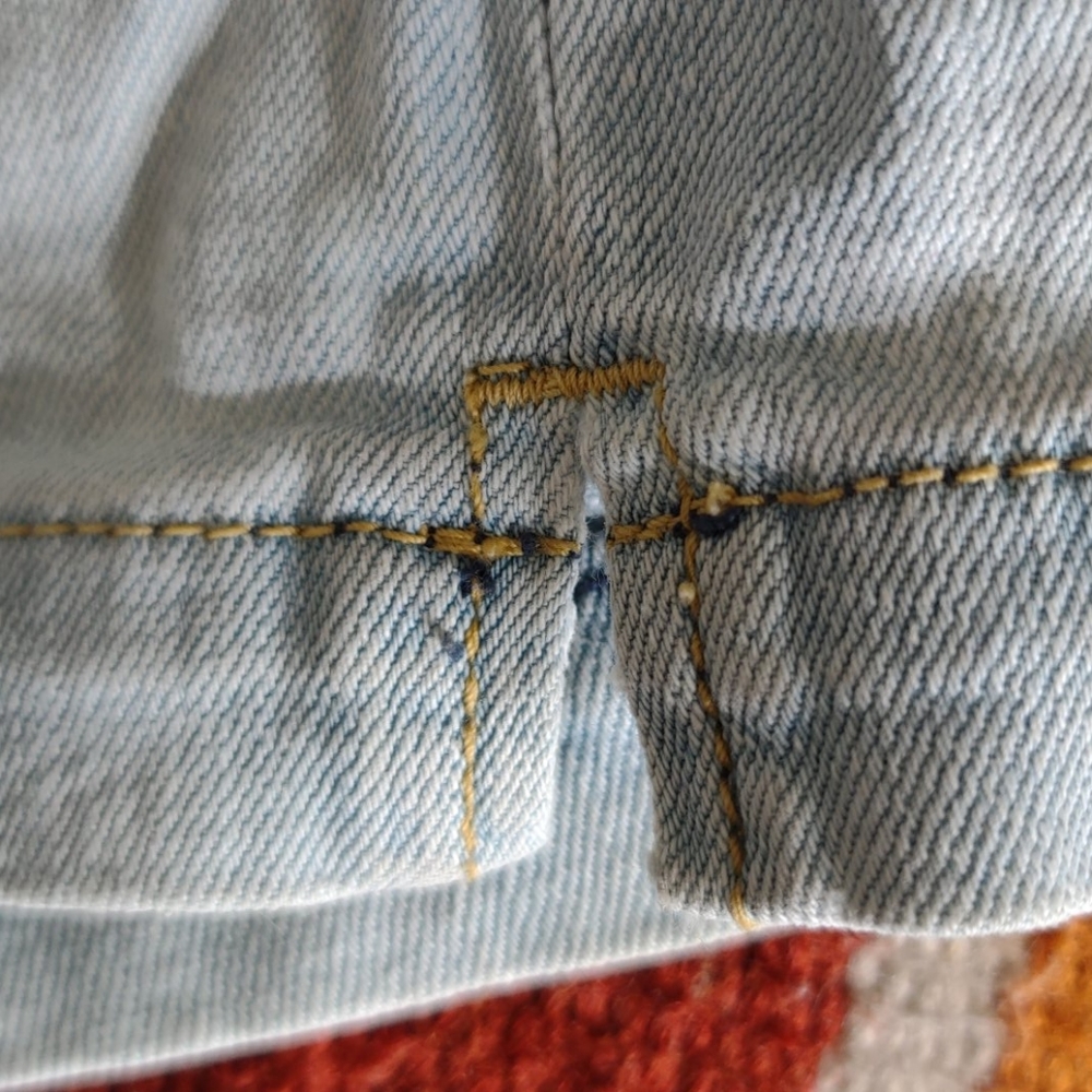 Levi's Ladie's Denim Shorts - Picture 7 of 7